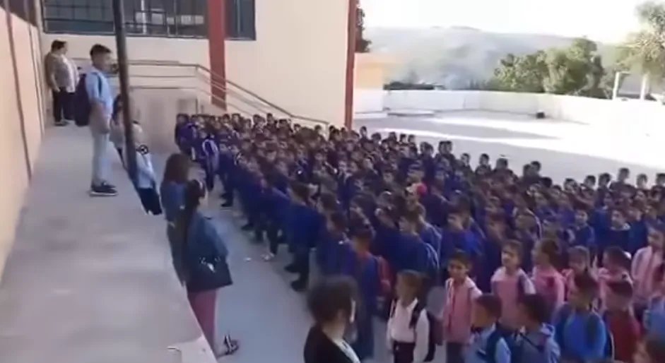 قرار جديد لوزارة التربية: منع الشعارات والأناشيد المدرسية مؤقتًا