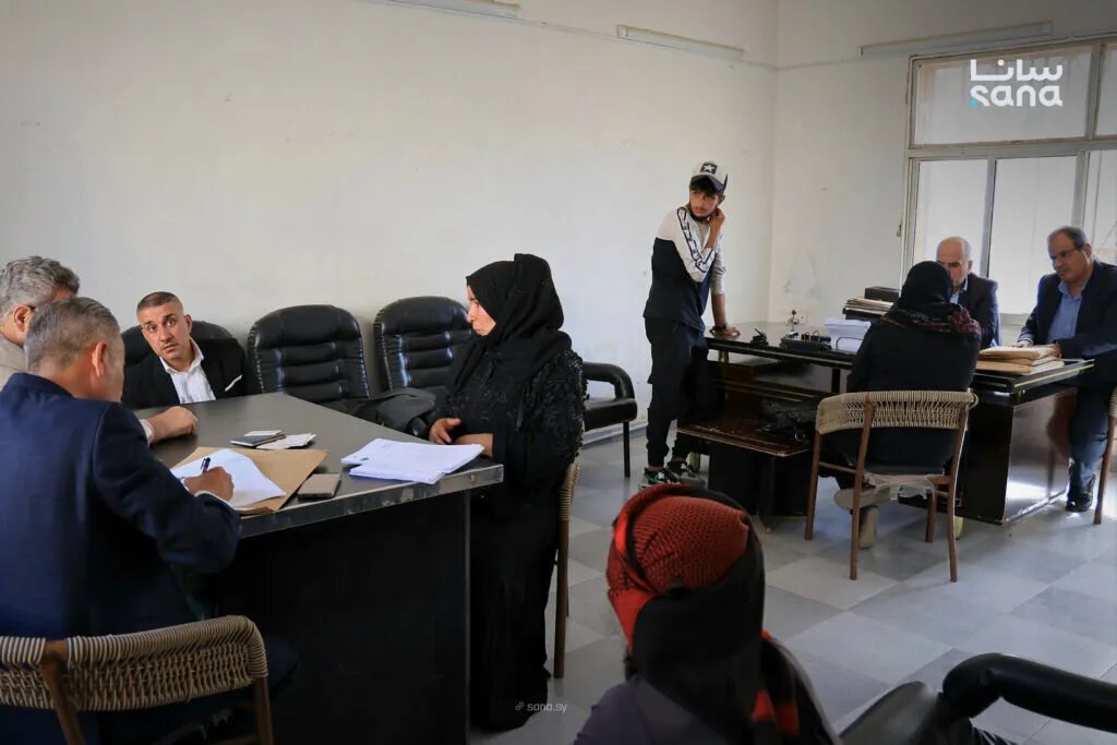 اللجنة الوطنية للتحقيق في أحداث السويداء تواصل مهامها الميدانية وتلتقي بالمتضررين في ريف درعا