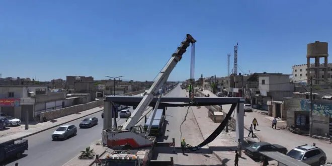 تنبيه هام لسائقي المركبات على طريق إدلب-سرمدا: الدفاع المدني يحذر من تجاوز الارتفاع المسموح به أثناء تركيب جسور المشاة