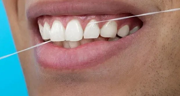 دراسة تكشف: تنظيف الأسنان بالخيط يقلل بشكل كبير من خطر أمراض القلب والسكتات الدماغية