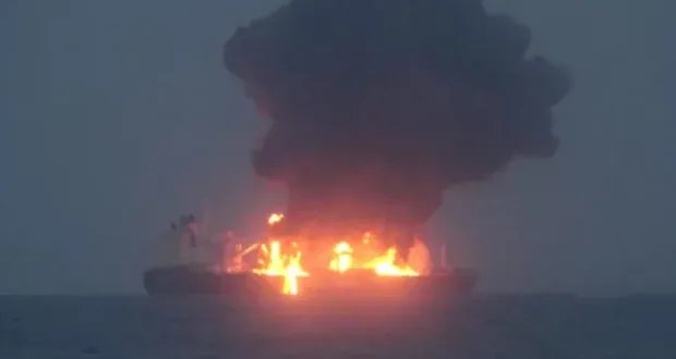 هجوم في خليج عدن يشعل النار في سفينة هولندية ويؤدي إلى جنوحها