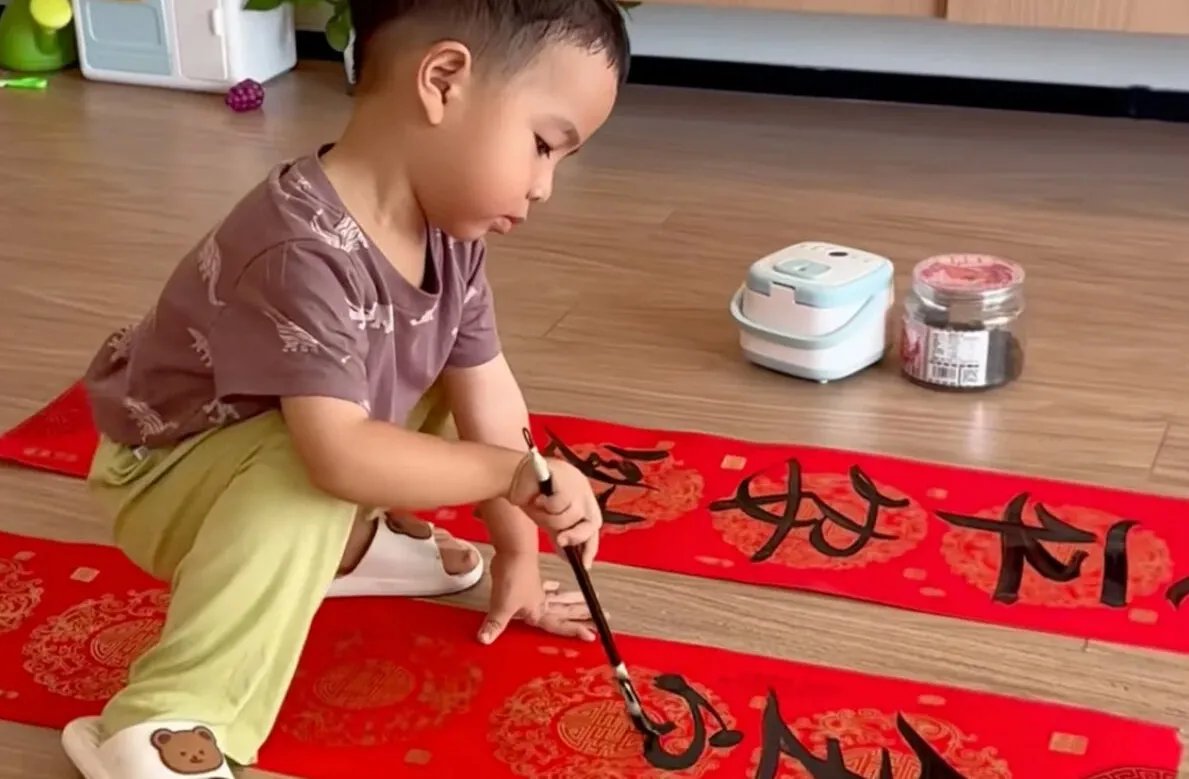 لانجلانغ: طفل صيني يذهل الإنترنت بإتقانه فن الخط قبل تعلم الحروف