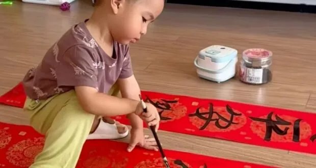 لانجلانغ: طفل صيني يدهش العالم بإتقان فن الخط قبل تعلم الحروف