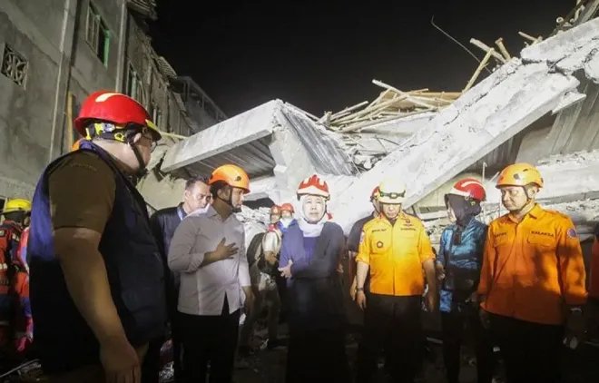 مصرع ثلاثة أشخاص في انهيار مدرسة بجزيرة جاوة الإندونيسية وجهود الإنقاذ مستمرة