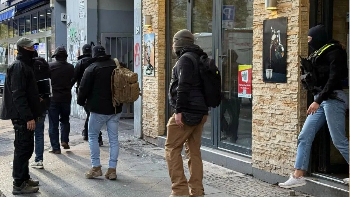 ألمانيا تعتقل سورياً بتهمة ارتكاب جرائم ضد الإنسانية: تفاصيل القضية وتداعياتها