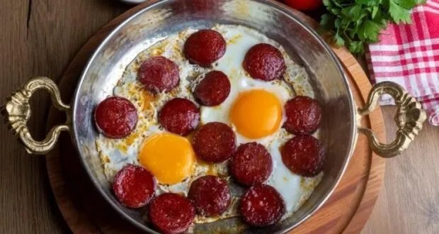 وجبة فطور شهية: البيض بالسجق والبصل خطوة بخطوة