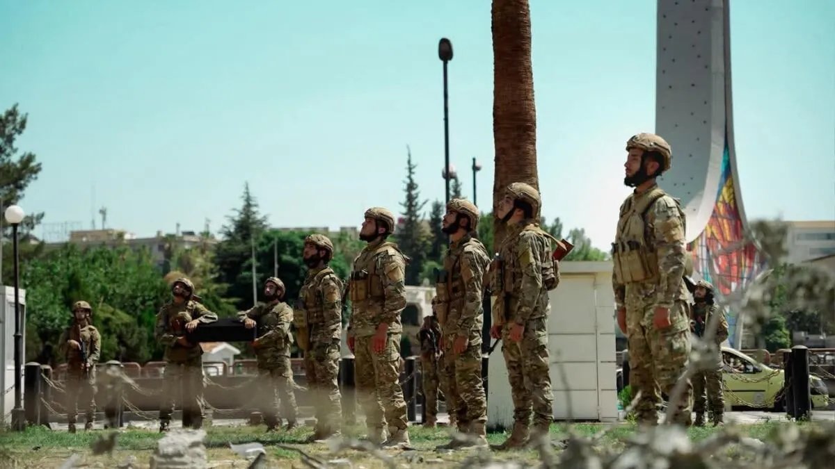 وزارة الدفاع السورية تمنع خياطة الرموز العسكرية وتشدد الرقابة على استخدامها