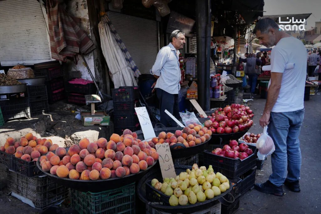 تقرير مصور: أسعار الخضراوات والفواكه في سوق الثورة بدمشق كما رصدتها سانا