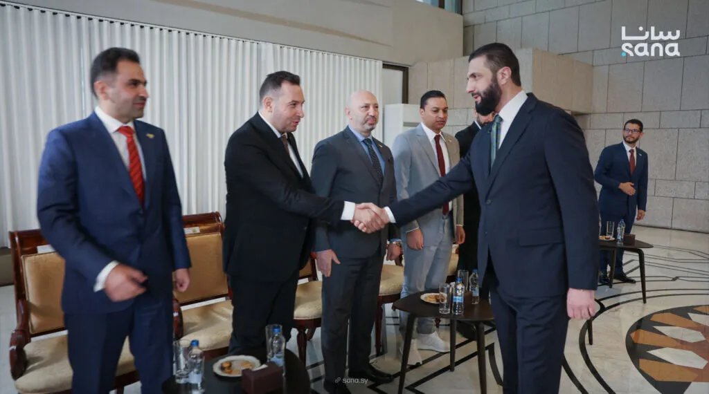 الرئيس الشرع يلتقي وفد رجال الأعمال السوريين من الصين لبحث دعم الاقتصاد الوطني