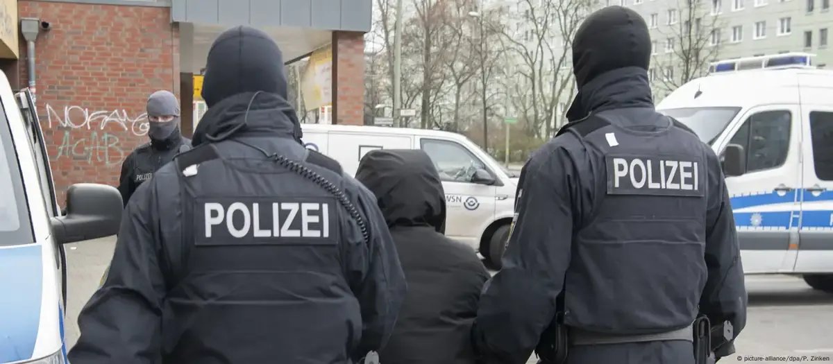 ألمانيا تعتقل قيادياً سورياً بتهمة ارتكاب جرائم ضد الإنسانية: تفاصيل الاعتقال والتهم الموجهة