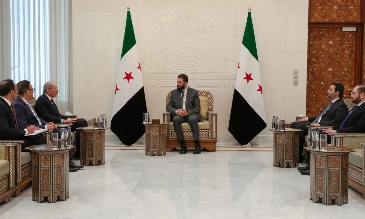 زيارة مفاجئة: وزير الخارجية الأردني يلتقي الشرع في دمشق لبحث قضايا مشتركة ومستقبل سوريا