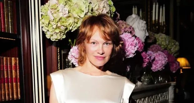 باميلا أندرسون تُبهر متابعيها بإطلالة شعر نحاسي أحمر في أسبوع الموضة بباريس