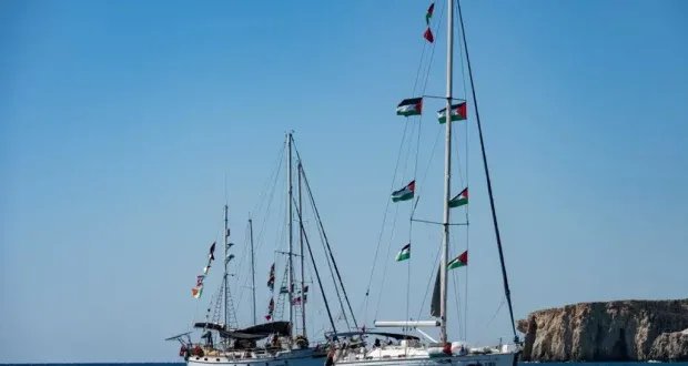 رغم "مناورات الترهيب" الإسرائيلية: "أسطول الصمود العالمي" يواصل الإبحار نحو غزة بمشاركة حفيد نيلسون مانديلا