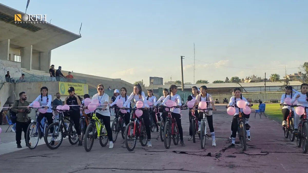 القامشلي تحتفي بشهر التوعية بسرطان الثدي بماراثون للدراجات الهوائية