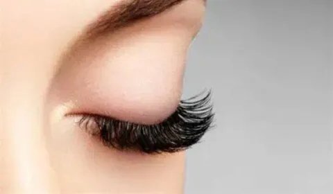 وداعاً للرموش الخفيفة: بودرة الأطفال تمنحكِ رموشاً كثيفة وطويلة في دقائق