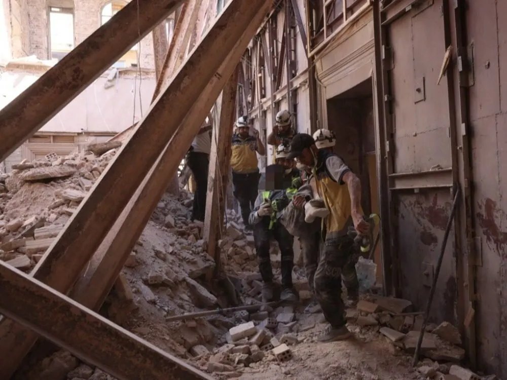 فاجعة في دمشق: انتشال جثتي عاملين من تحت أنقاض مبنى وزارة الداخلية القديم