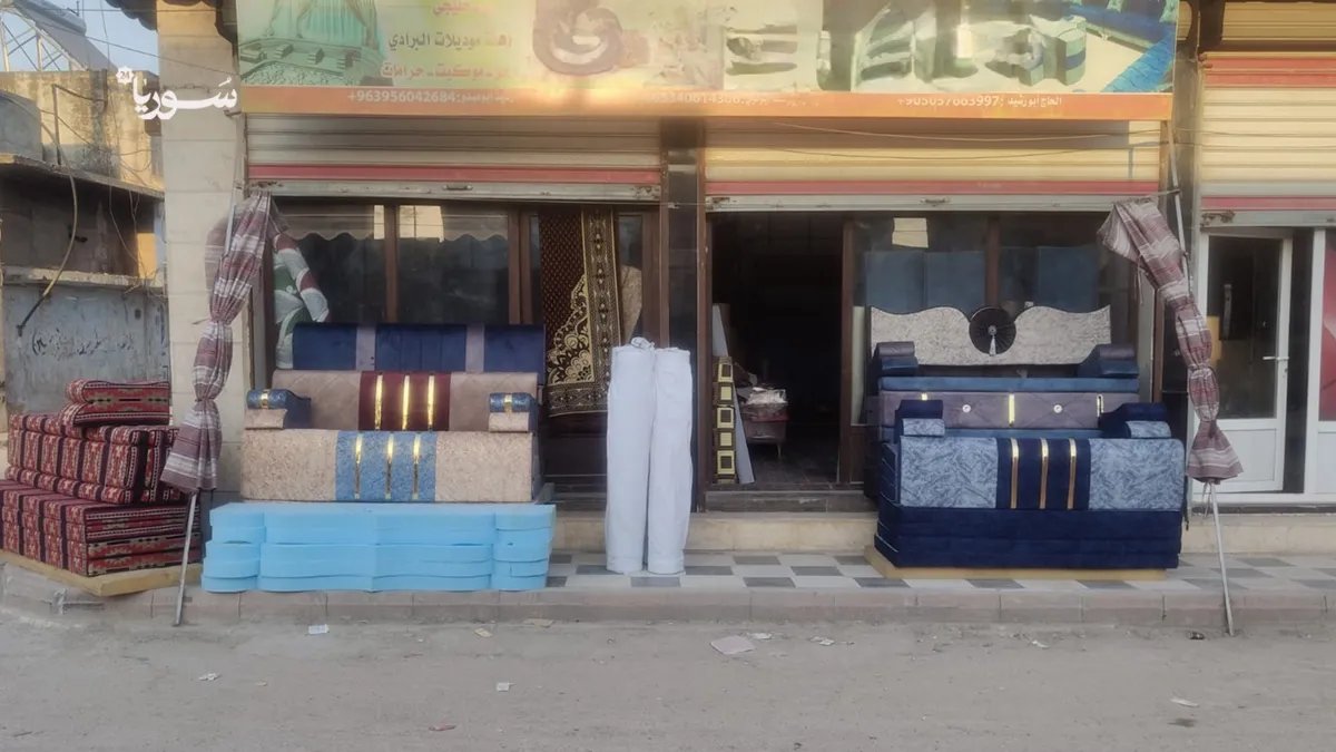 في ظل الأزمة الاقتصادية: الشمال السوري يوفر أثاثًا بأسعار تنافسية لسكان دمشق