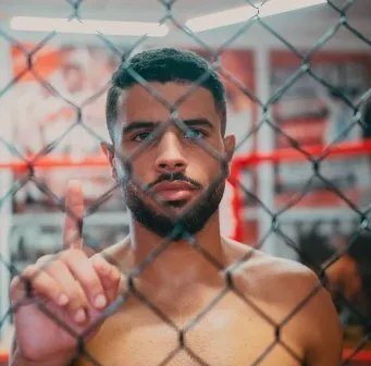 صلاح الدين هاملي يشعل حلبة جدة في دوري المقاتلين المحترفين: نزال مرتقب يترقبه عشاق الفنون القتالية