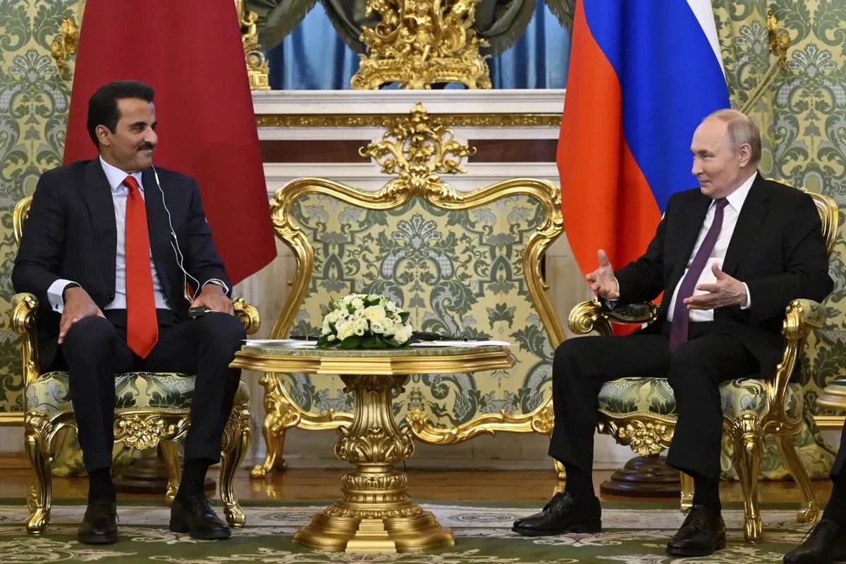 بوتين وأمير قطر يبحثان الوضع في سوريا: تأكيد على السيادة والوحدة وتقديم المساعدات الإنسانية