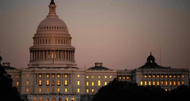 البيت الأبيض يحذر من تسريح وشيك لموظفين حكوميين مع استمرار الإغلاق الفيدرالي