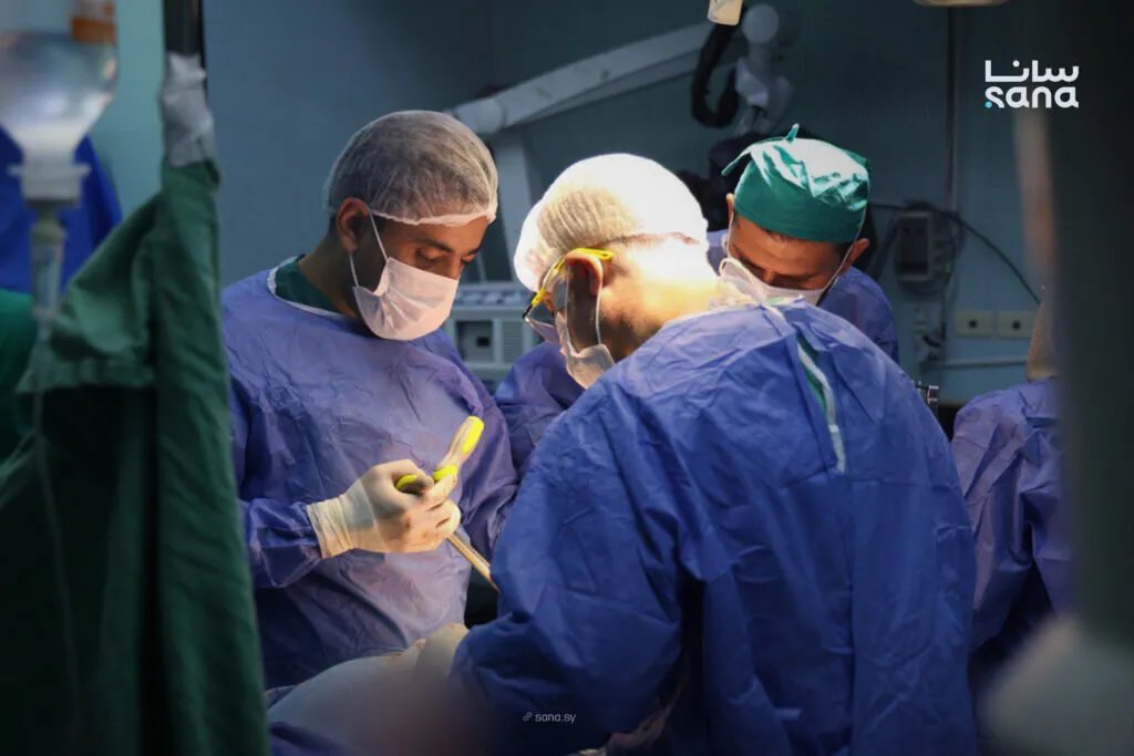 وزير الصحة يشارك في عملية جراحية معقدة لتصحيح تشوهات العمود الفقري في مشفى المجتهد