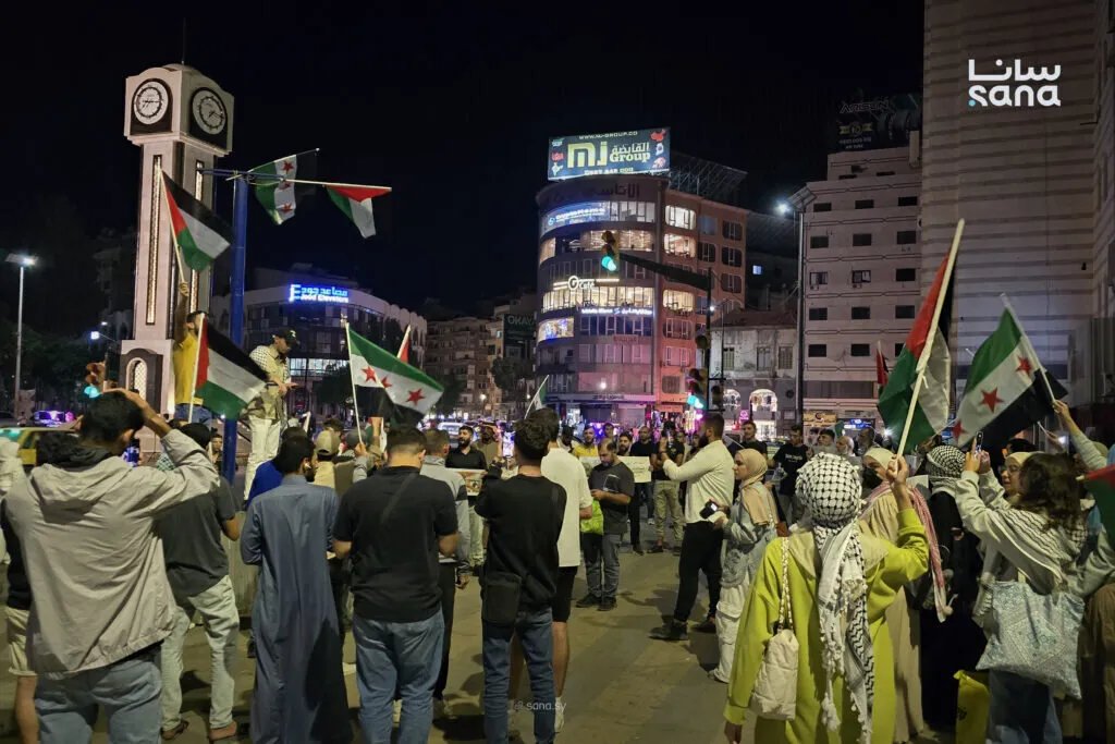 حمص تنتفض: وقفة احتجاجية تندد باحتجاز الاحتلال لقافلة الصمود الإنسانية إلى غزة