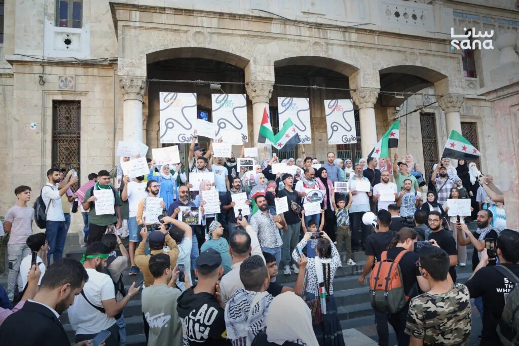 دمشق: وقفة تضامنية في ساحة الحجاز تندد بالعدوان على أسطول كسر الحصار وتدعم غزة