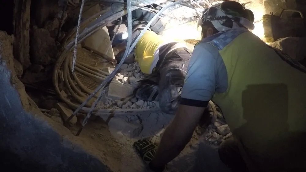 حلب: انهيار مبنى مهجور في بستان الباشا وإنقاذ شاب من تحت الأنقاض