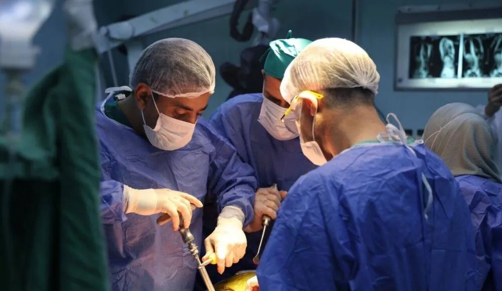 دمشق: عملية نوعية لتصحيح تشوهات العمود الفقري بمشاركة وزير الصحة