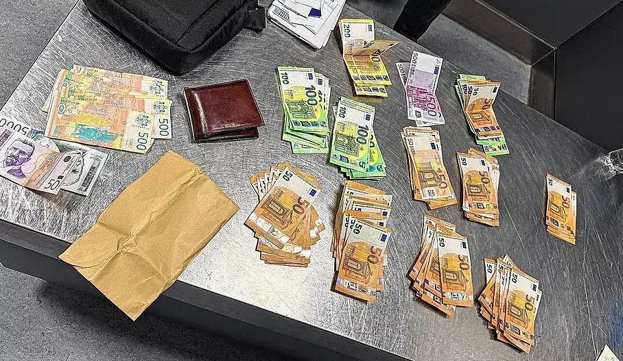 إحباط تهريب مبالغ مالية كبيرة في مطار ألماني وتغريم مسافرين