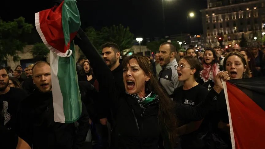 عمال ميناء بيرايوس اليوناني يحتجون على الهجوم الإسرائيلي على أسطول الصمود ويطالبون بإنهاء الحصار على غزة