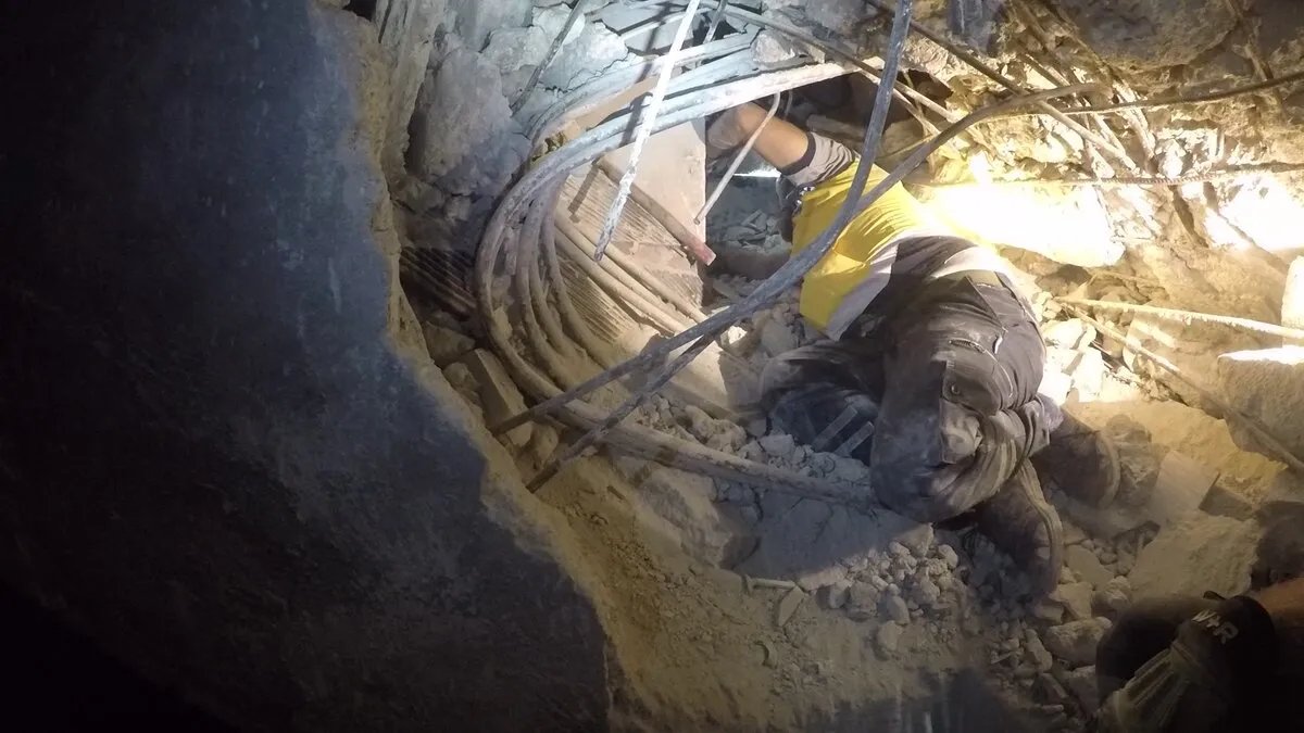 حلب: إنقاذ شاب من تحت أنقاض مبنى منهار في بستان الباشا