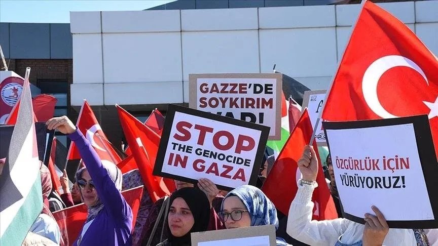 إسطنبول: اعتصام حاشد تضامناً مع غزة وأسطولي الصمود والحرية