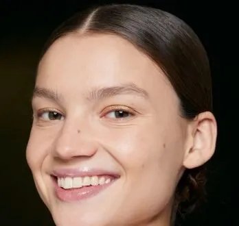 خطوط الابتسامة أم تجاعيد الشيخوخة: دليل شامل للعناية ببشرة محيط الفم