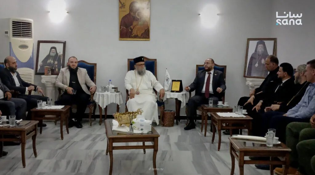 وفد من حمص يعزي بمجزرة عناز في مطرانية الروم الأرثوذكس بمرمريتا