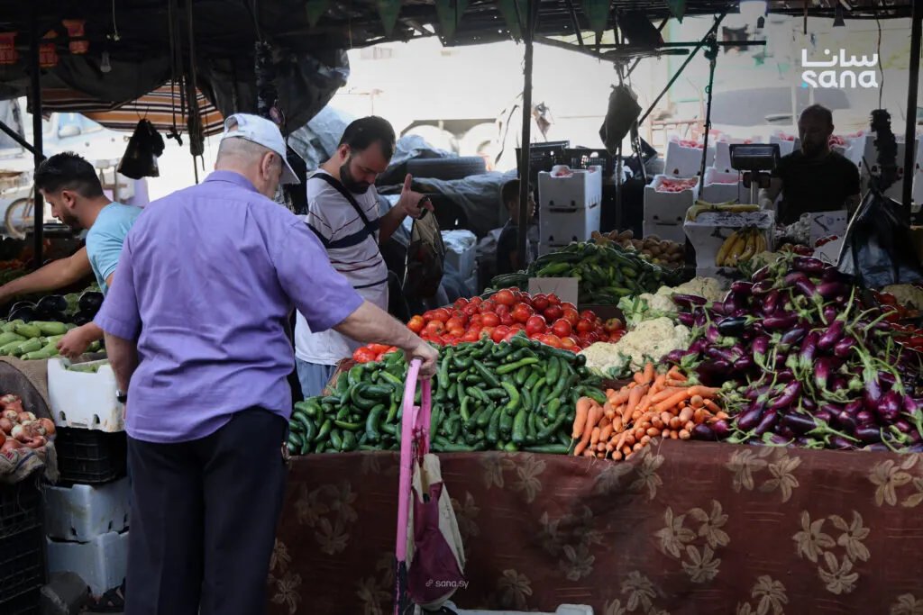 تقرير مصور: أسعار الفواكه والخضراوات في سوق نهر عيشة بدمشق اليوم