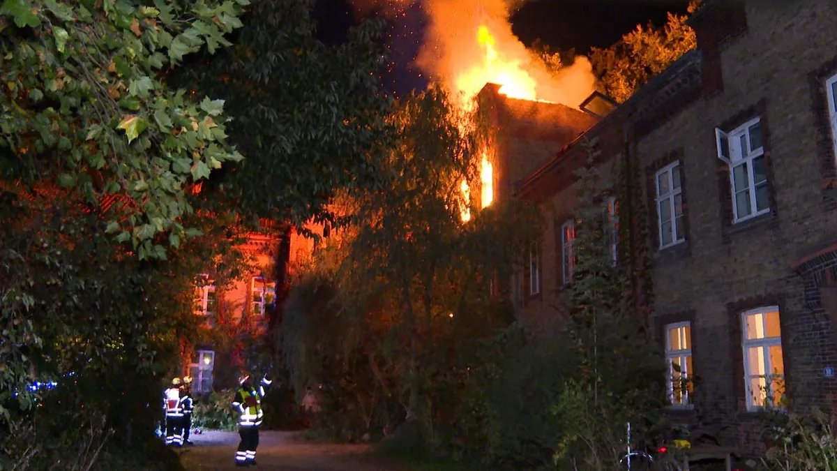 هامبورغ: حريق هائل يلتهم مبنى تاريخيًا في يوم الوحدة الألمانية