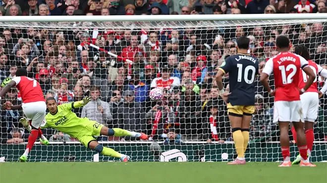 آرسنال ينتزع صدارة الدوري الإنكليزي مؤقتاً بفوز مستحق على وست هام