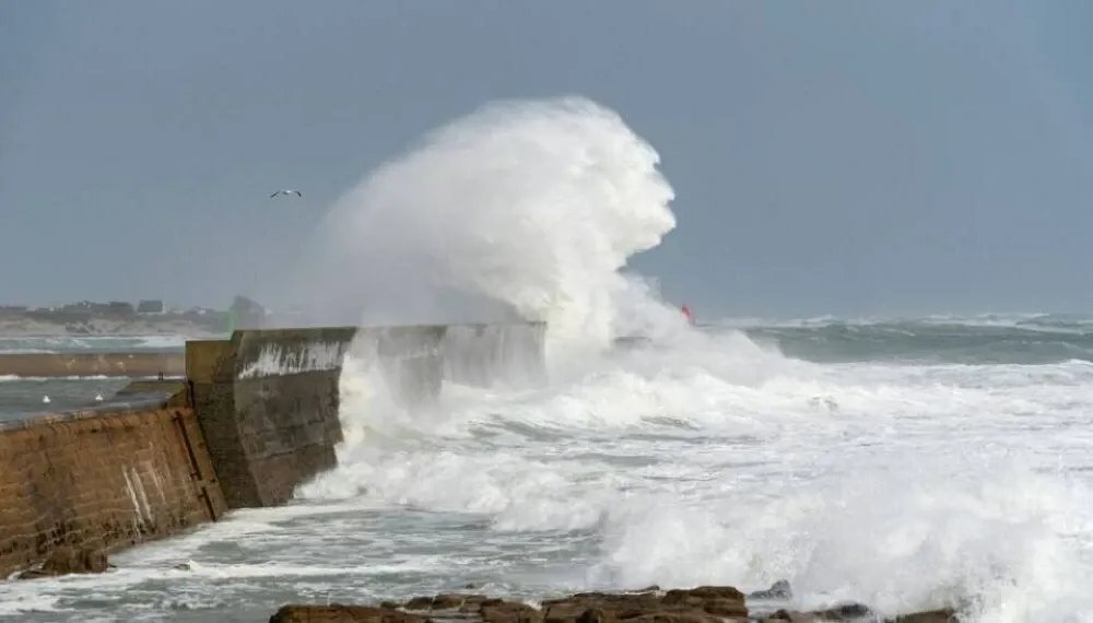 العاصفة "إيمي" تضرب شمال فرنسا وتودي بحياة شخصين وتتسبب بفوضى عارمة