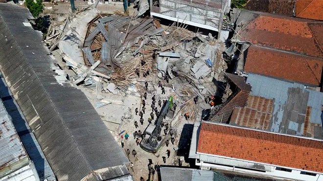 ارتفاع مأساوي: 37 قتيلاً في انهيار مدرسة بإندونيسيا