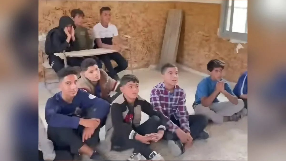 مأساة التعليم: تلاميذ دير الزور وحلب يفترشون الأرض لغياب المقاعد الدراسية