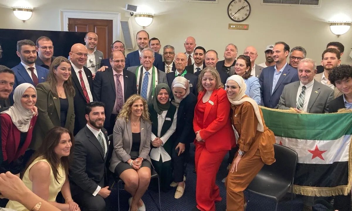 انقسام في وجهات النظر بين السوريين في أمريكا حول عقوبات "قيصر": مؤيدون ومعارضون