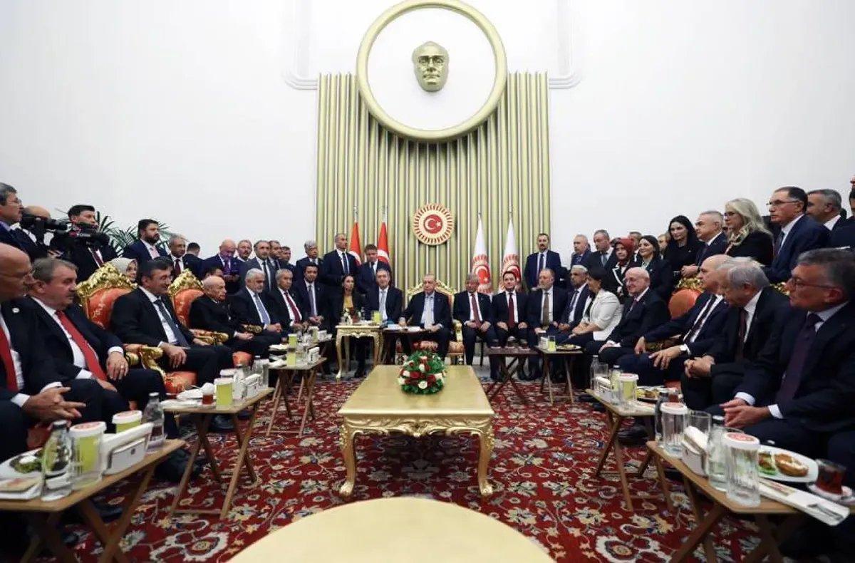 لقاء أردوغان برفاقه القدامى في البرلمان يثير جدلاً سياسياً واسعاً في تركيا