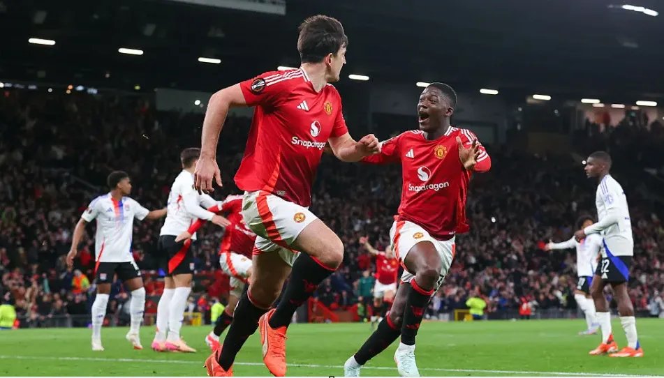 إثارة في الدوري الأوروبي: مانشستر يونايتد ينتزع فوزًا دراماتيكيًا على ليون في الوقت الإضافي