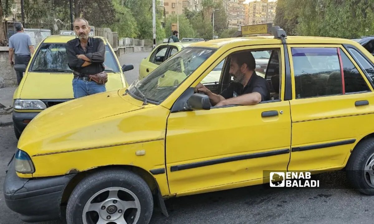 تدهور سيارات الأجرة في دمشق: سائقون يطالبون بالحماية ومواطنون بعداد