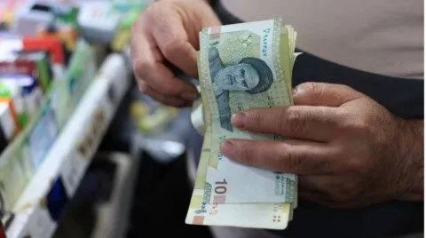 البرلمان الإيراني يوافق على حذف أربعة أصفار من العملة الوطنية لمواجهة تداعيات العقوبات