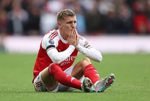 إصابة الركبة تبعد أوديجارد عن معسكر منتخب النرويج وتثير قلق آرسنال