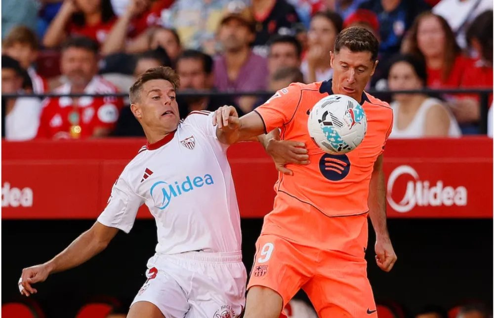 إشبيلية يُطيح ببرشلونة برباعية مُدوّية ويُبعده عن صدارة الدوري الإسباني