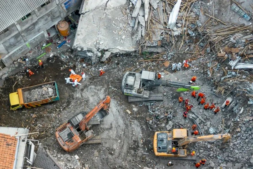 فاجعة في إندونيسيا: ارتفاع ضحايا انهيار المدرسة إلى 54 وفاة