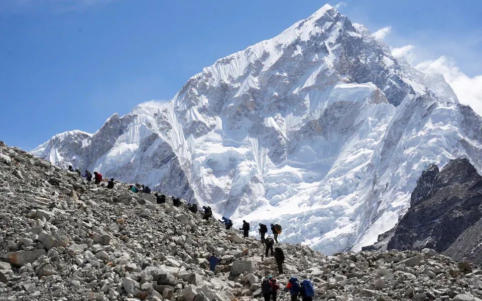 إيفرست تحت الثلوج: عاصفة تحاصر ألف متسلق وتستنفر فرق الإنقاذ في نيبال